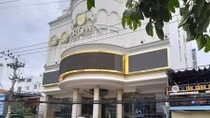 Hàng chục nam, nữ “bay”, “lắc” trong karaoke Crown