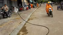 Vấp dây điện rơi trước nhà, một cụ bà tử vong