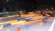 Làm rõ hành tung nhóm vận chuyển gỗ lậu, chống người thi hành công vụ
