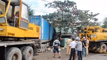 Tông sập nhà, tài xế tử nạn trong ca bin xe đầu kéo
