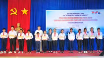 Nguyên Phó Chủ tịch nước Trương Mỹ Hoa trao tặng 450 suất học bổng tại Khánh Hòa