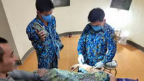 Quân y đảo Đá Lớn cấp cứu ngư dân bị đuôi cá đuối đâm xuyên cẳng tay phải