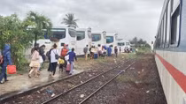  Chuyển tải 1.236 hành khách do mưa lũ ngập tràn đường sắt 