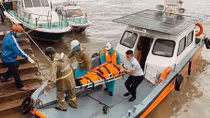 Vượt sóng gió, đưa 5 thủy thủ người nước ngoài thương vong vào bờ