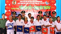Đoàn viên Công an Cửa khẩu hàng không Cam Ranh trao tặng quà tết ở Khánh Hòa