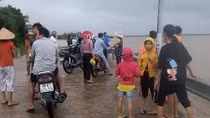 Ra bờ kè xem nước lũ, nam thanh niên bị cuốn trôi mất tích