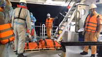 Vượt sóng gió cứu thuyền viên người Trung Quốc bị thương ngoài biển
