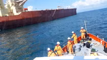 Cứu nạn một thủy thủ người Philippines từ ngoài khơi đưa vào bờ