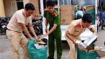 CSGT bắt vụ vận chuyển 11 nghìn gói thuốc lá lậu giả... bánh tráng