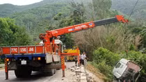 Ô tô đầu kéo rơi xuống vực sâu, tài xế may mắn thoát chết