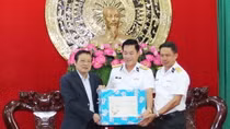 Trưởng Ban Nội chính Trung ương chúc tết Bộ Tư lệnh Vùng 4 Hải quân