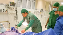 Cảnh khốn cùng của 2 mẹ con bị đá tảng lăn từ trên núi đè 