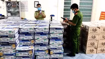 Xe giường nằm chở gần 9 nghìn chai nước uống nhập lậu
