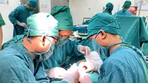  Phẫu thuật kết nối thành công bàn tay bị chém đứt lìa