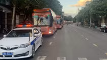 CSGT Phú Yên dẫn đường đoàn xe khách đưa 400 người dân về quê an toàn