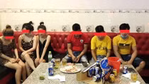 Karaoke không tên ngang nhiên đón khách và tiếp viên hát trong mùa dịch