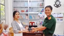 Một sĩ quan quân đội tìm kiếm người đánh rơi tài sản để trả lại