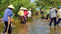Gần 100 nông dân nạo vét dòng suối để chống hạn, cứu lúa