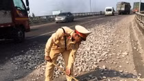 CSGT Công an tỉnh Bình Định thu dọn đá dăm rơi vãi trên đường