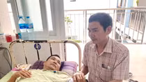 Trao tiền hỗ trợ Đại uý CSGT bị thương khi làm nhiệm vụ