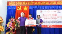 3.500 bộ phao cứu sinh tặng ngư dân miền Trung và chiến sĩ nhà giàn DK1