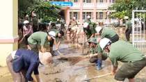 Công an khu Nam Trung bộ giúp dân khắc phục hậu quả bão lũ