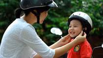CSGT Bình Định trao 2.500 phiếu tặng mũ bảo hiểm cho trẻ em 