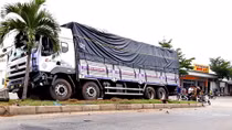 Xe tải tông hai xe máy, hai người thương vong