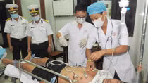  Quân y Trung tâm Y tế thị trấn Trường Sa cấp cứu ngư dân bị giảm áp