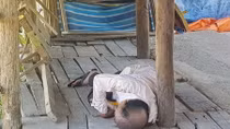 Người đàn ông nghi tự đâm dao vào ngực tử vong
