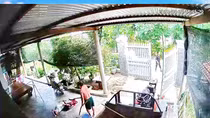 Chém hàng xóm ngay trước camera gia đình