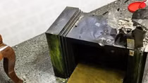 Két sắt nhà nữ giám đốc bị trộm đập phá lấy 9 lạng vàng