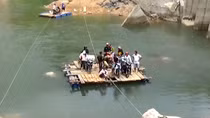 Cầu sập sau mưa lũ, hàng trăm lượt người đi bè gỗ qua suối mỗi ngày