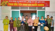 Những phần quà Tết ấm áp nghĩa tình đến với người dân Bình Định