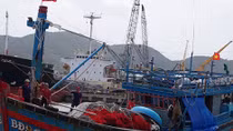 Đưa ngư dân tử nạn khi đang hành nghề giữa khơi xa về đất liền