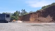  Ngang nhiên “xẻ thịt” đất đồi, xây dựng và lập bãi đậu xe ô tô trái phép