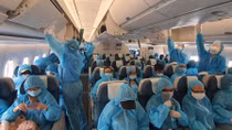 Chuyến bay đầu tiên chở du khách mắc kẹt ở Đà Nẵng về TP Hồ Chí Minh 