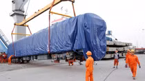 Đầu máy, toa xe đường sắt Cát Linh-Hà Đông về tới Việt Nam