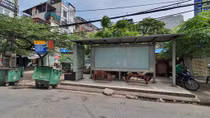 Thùng rác "bủa vây" nhiều điểm dừng chờ xe buýt