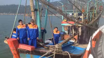 Cứu nạn 10 ngư dân gặp nạn trên khu vực biển gần đường phân định Vịnh Bắc Bộ