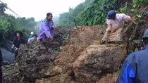 Tảng đá "khổng lồ" rơi chắn ngang đường sắt Bắc Nam