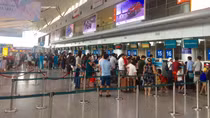 Nữ nhân viên vệ sinh bị xe đầu kéo đâm tử vong tại sân bay Nội Bài