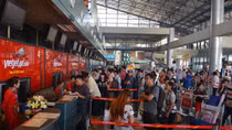 Trao trả tài sản cùng hơn 100 triệu đồng khách bỏ quên tại sân bay Nội Bài