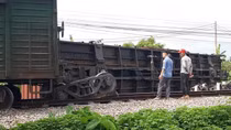 Tàu hỏa trật bánh làm lật một toa, đường sắt Bắc-Nam lại bị tê liệt 