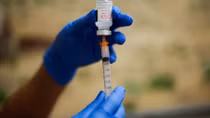 Phá hoại hàng trăm liều vaccine COVID-19, dược sĩ ở Mỹ ngồi tù 3 năm 