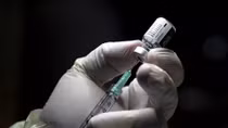 Nhân viên y tế Mỹ "dị ứng nghiêm trọng" sau khi tiêm vaccine COVID-19 