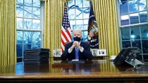 Tân Tổng thống Mỹ ký hàng loạt sắc lệnh đảo ngược di sản của ông Trump