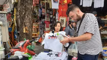 Khách nước ngoài bị hút bởi "áo Trump-Kim"
