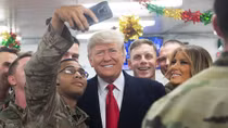 Ông Trump bất ngờ thăm binh sĩ ở Iraq