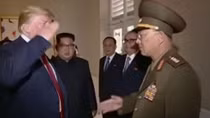 Tranh cãi xung quanh việc ông Trump chào kiểu lính với tướng Triều Tiên